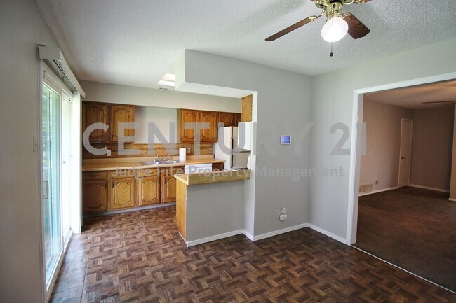 Building Photo - Lovely 3/2/2 in Dallas Ready for Immediate...