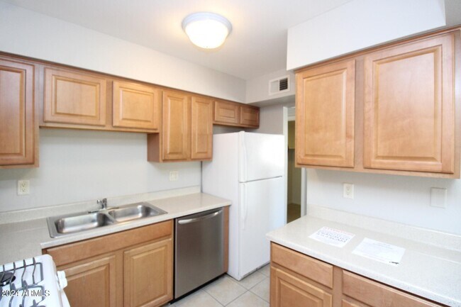 Building Photo - 303 N Miller Rd