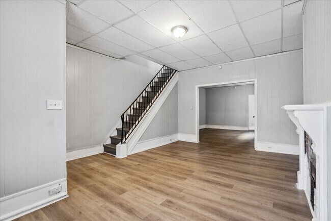 Building Photo - $1350 - Captivating 4 Bedroom and 1.5 Bath...