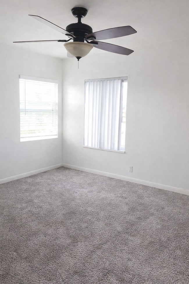 Building Photo - 2 Bed / 1 Bath Apartment – Prime Bay Park Location