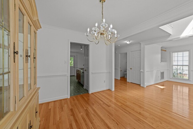 Foto del edificio - Spacious 3-Bedroom Home with Bonus Room an...