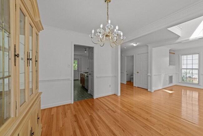 Foto del edificio - Spacious 3-Bedroom Home with Bonus Room and Community Perks