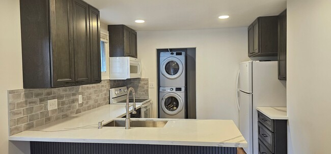 Building Photo - Nicely updated 2bd/2ba bungalow in Royal O...
