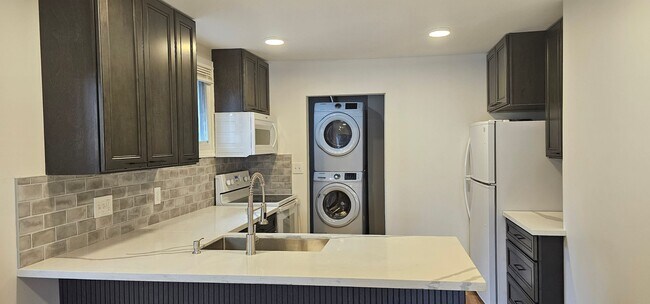 Foto del edificio - Nicely updated 2bd/2ba bungalow in Royal O...