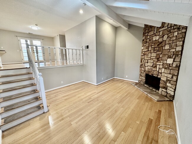 Foto del edificio - 2421 Vanderbilt Ln