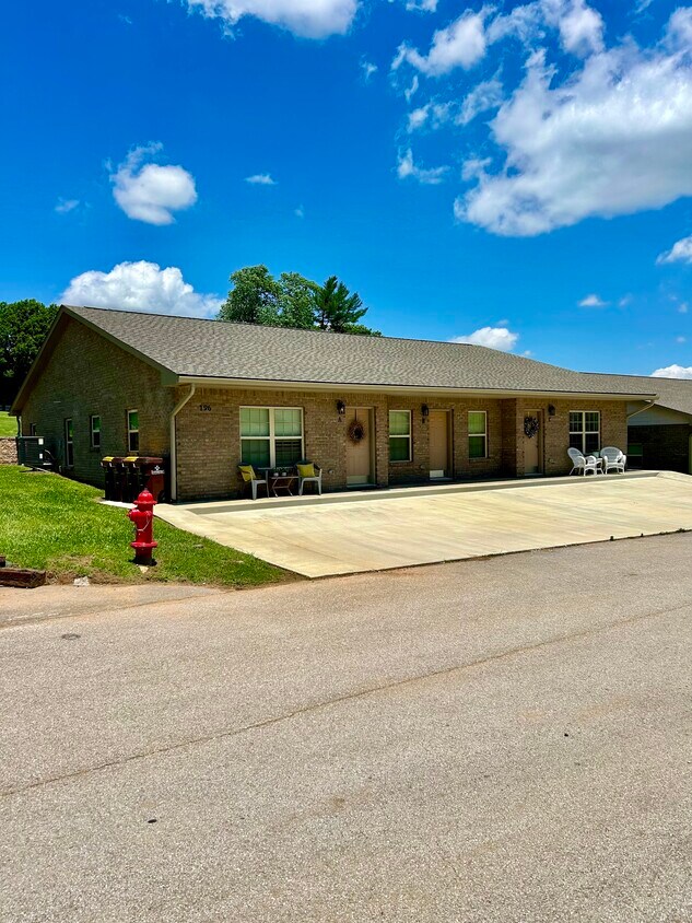 Exterior - 196 Fairway Ln
