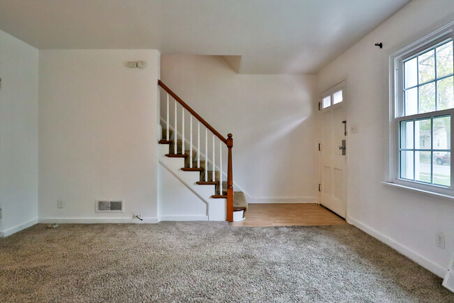 Foto del edificio - 831 N Raynor Ave