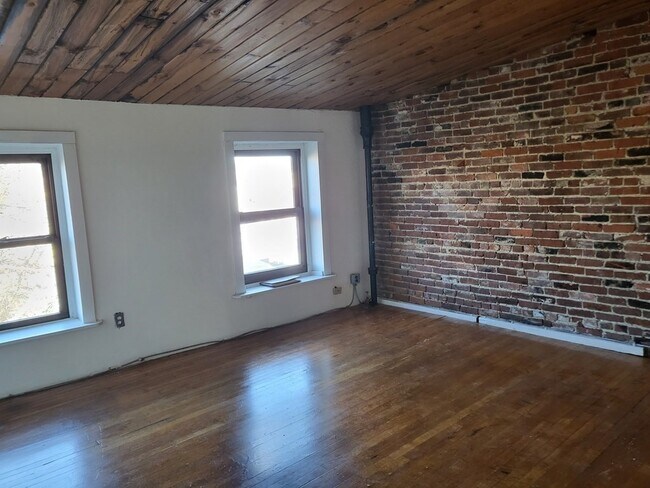 Building Photo - 187 Main St