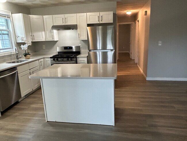 Kitchen and hallway - 907 Smith St