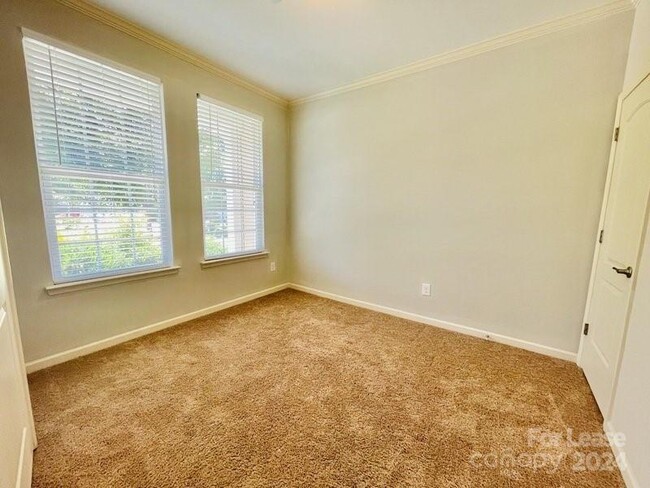 Building Photo - 561 Parkway View Dr
