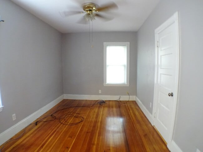 Building Photo - 102 Saxton St