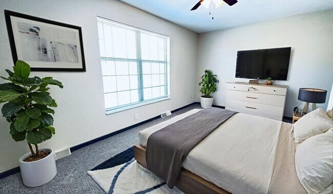 Foto del edificio - Corner Townhome with a Bedroom Balcony Overlooking Lake Tapawingo