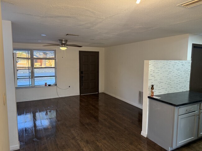 Foto del edificio - 7634 Rosewood Dr