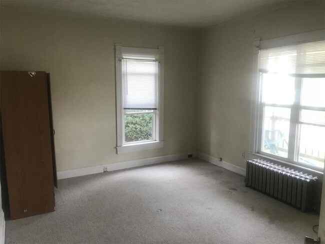 Building Photo - 5 bed/2 Bath
