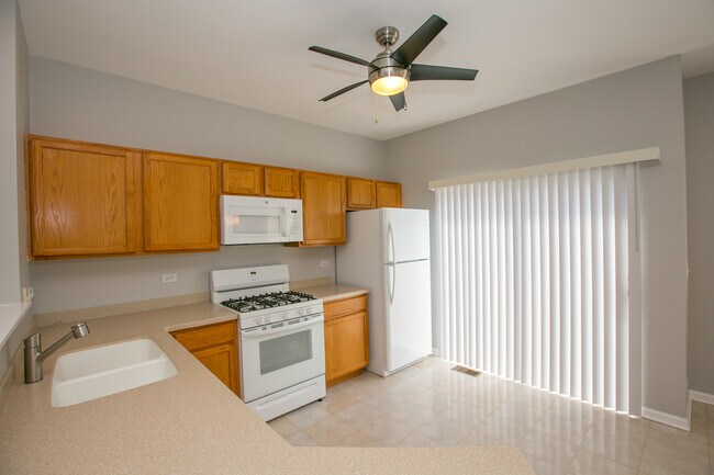 Building Photo - 1495 St James Ct