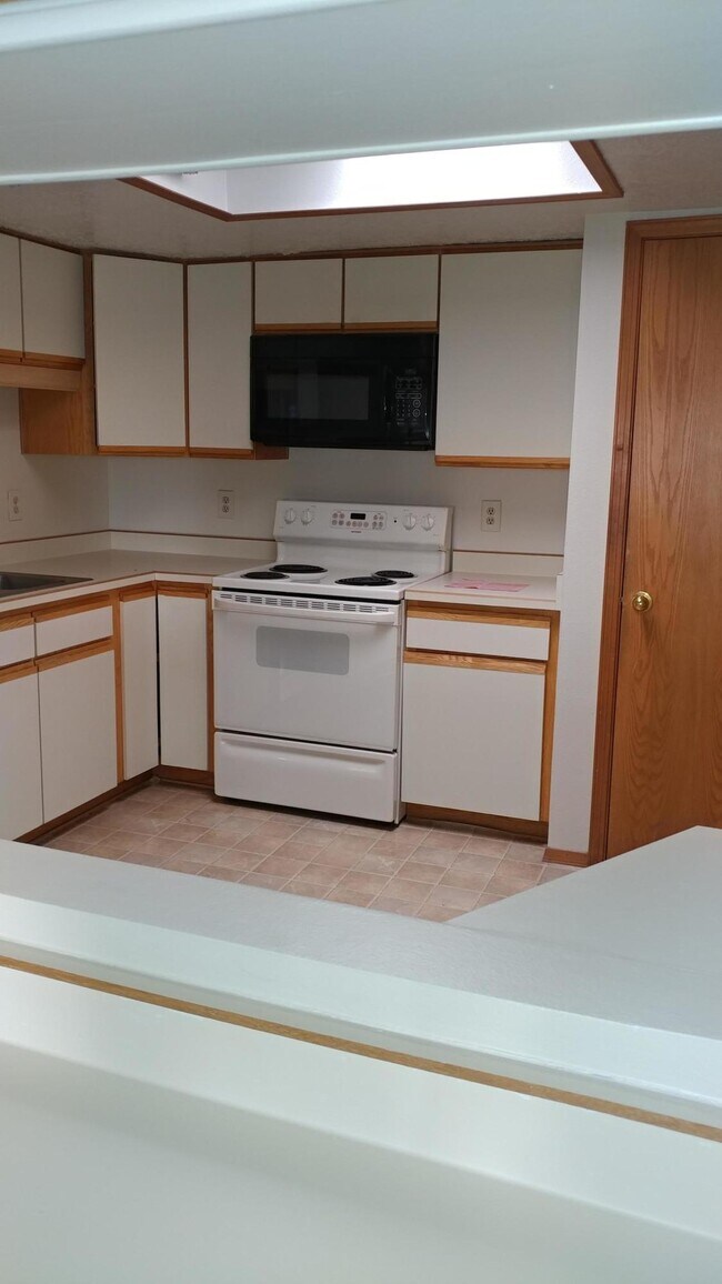 Building Photo - 819 Country Club Dr SE