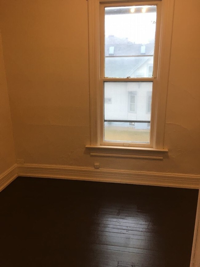 Building Photo - 2741 N 6th Street - 3 Bedroom Upper