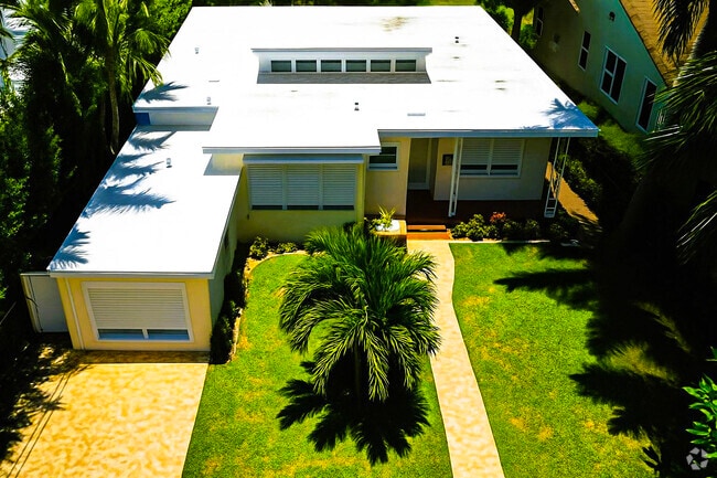 Building Photo - 1325 Marseille Dr