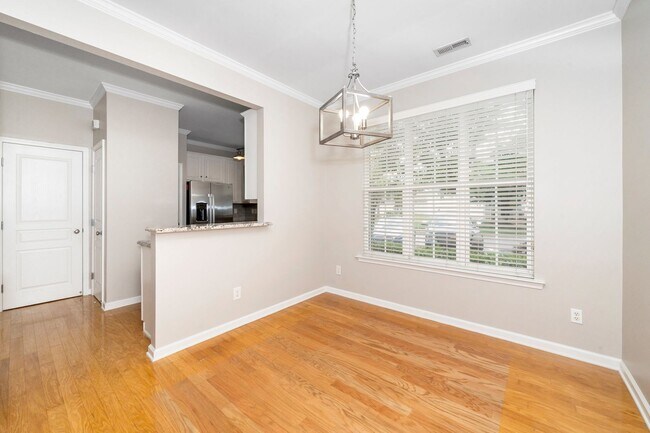 Foto del edificio - Sunlit 3-Bedroom End Unit Townhome in Durham!