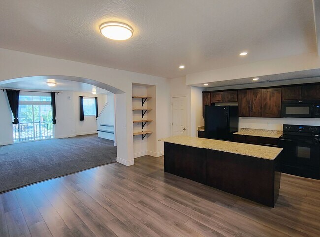 Foto del edificio - 3 Bd 3.5 Bath 2 Car Garage Townhome in Sandy