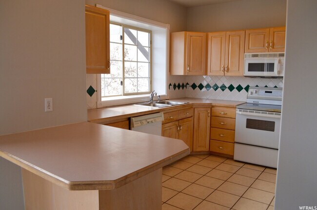 Building Photo - 340 Rainbow Ln