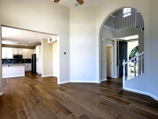Building Photo - Gorgeous 3 bedroom, 2.5 bathroom home in H...