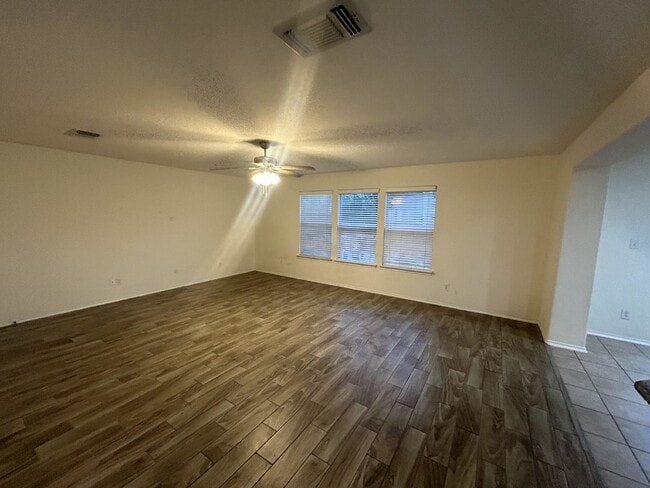 Building Photo - Beautiful 3 bedroom and 3 bathroom Home fo...