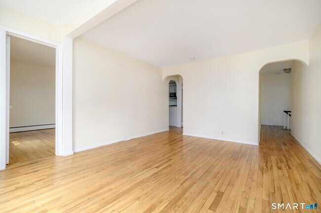 Foto del edificio - 18 Elm Tree Pl