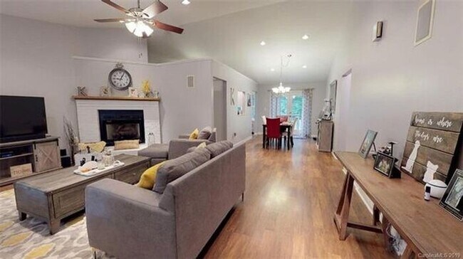 Building Photo - Lovely Marion Rental!