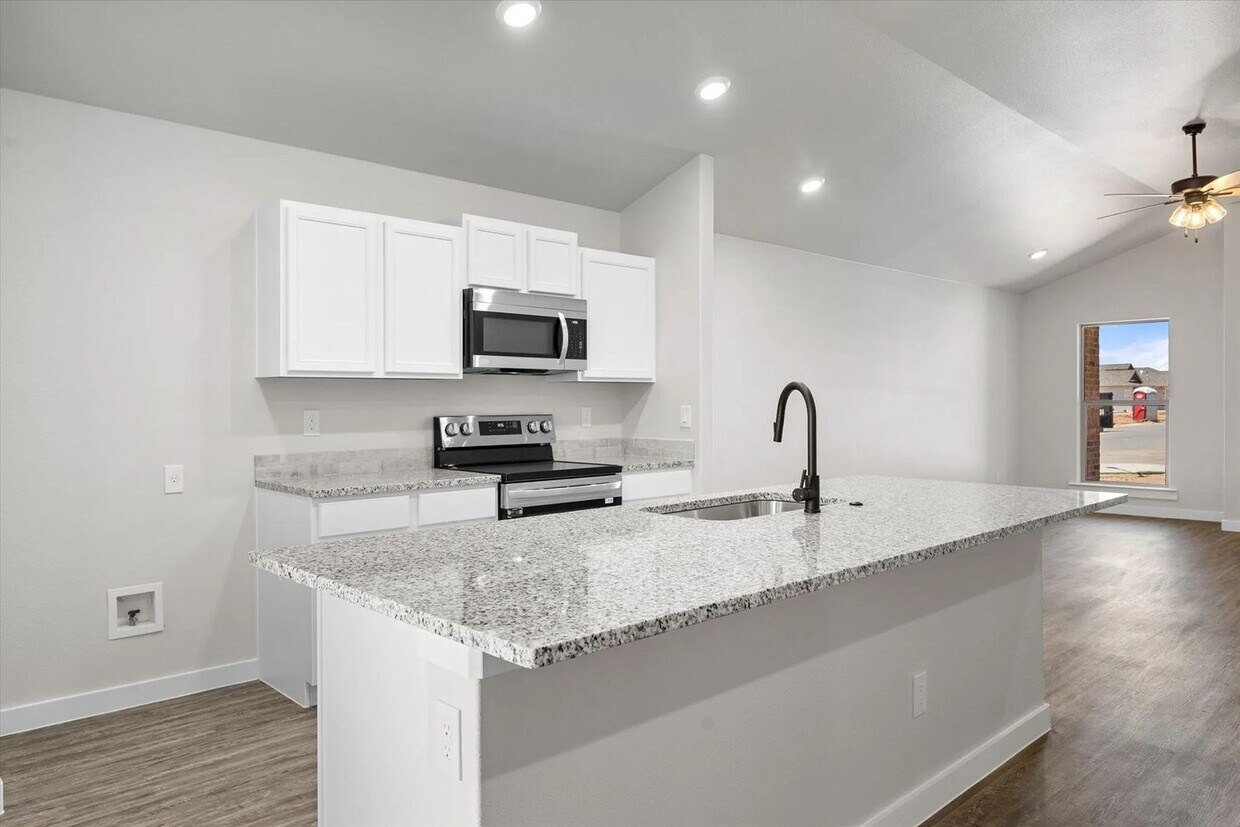 Foto del edificio - Price Reduction Now $1699 and $999 For The First Months Rent!!! 2043 Is The One For Me!!!-3/2 in ...