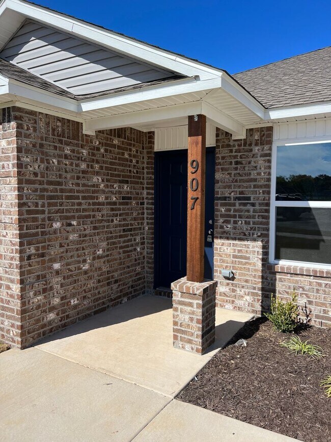 Foto del edificio - Now Leasing-Beautiful Brand New Homes-Carl...