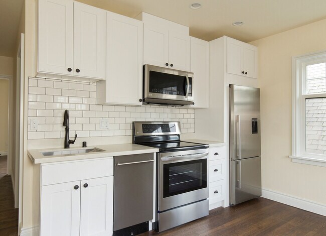 Foto del edificio - Stunning Renovated 2 Bedroom, 1 bathroom A...