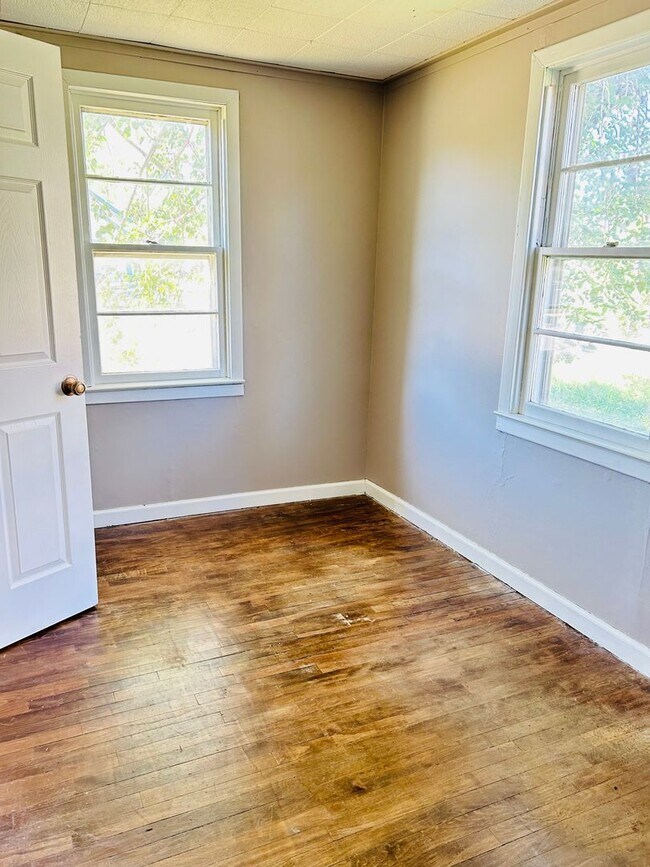 Building Photo - Three bedroom Month to Month!!
