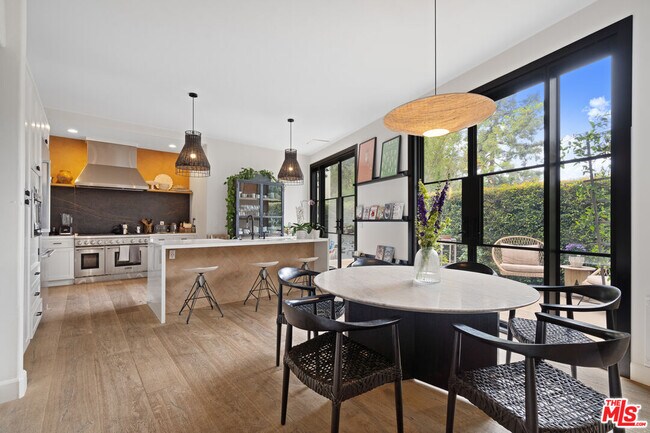 Foto del edificio - 2065 Watsonia Terrace