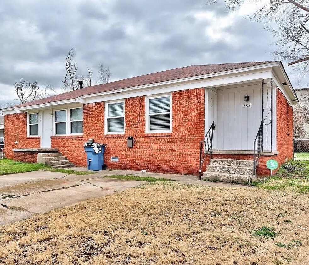 Primary Photo - 900 E Rose Dr