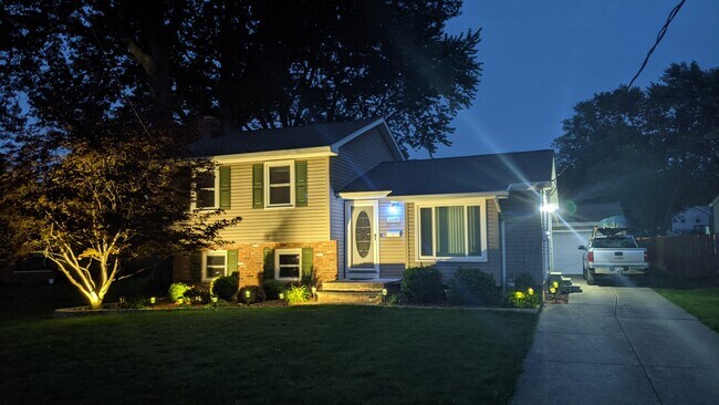 Night time .....Niiiiiice! - 6745 Middlebrook Blvd