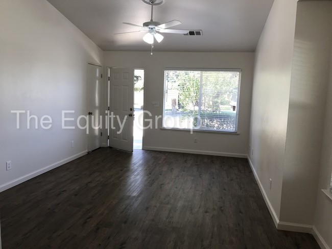 Building Photo - Newly remodeled unit! Just listed!