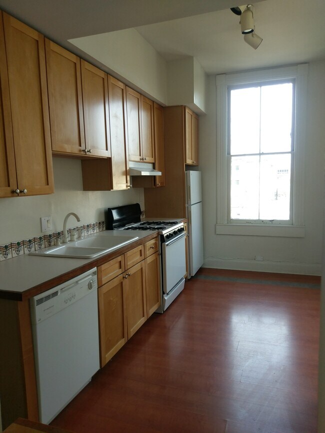 Building Photo - 122 W 9th St
