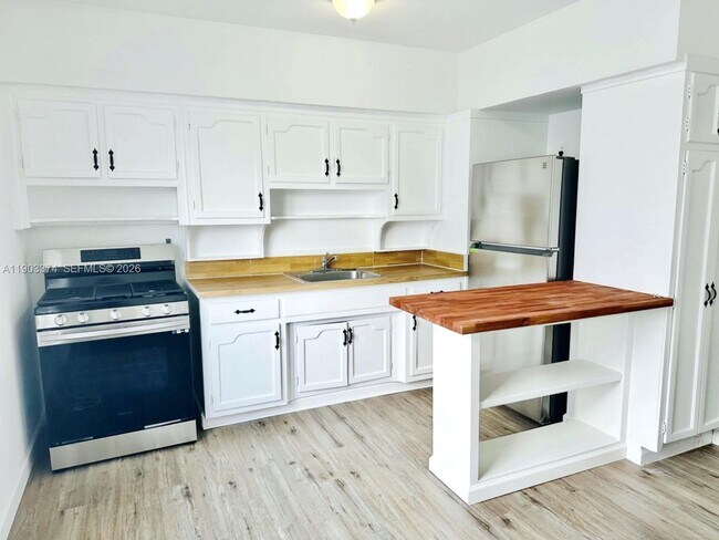 Foto del edificio - 1955 Normandy Dr