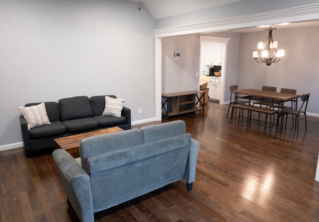Foto del edificio - Furnished Private Bedroom
