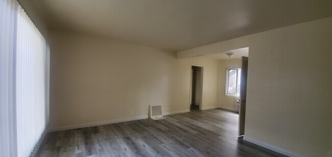 Building Photo - 1654 Huntington Dr