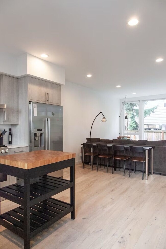 Building Photo - Fully Furnished Home in Green Lake Area!!!