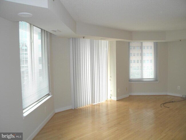 Foto del edificio - 7500 Woodmont Ave