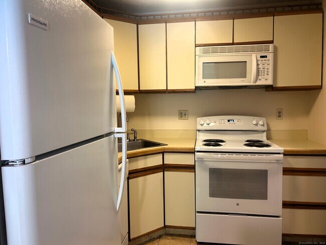 Building Photo - 421 Tolland St