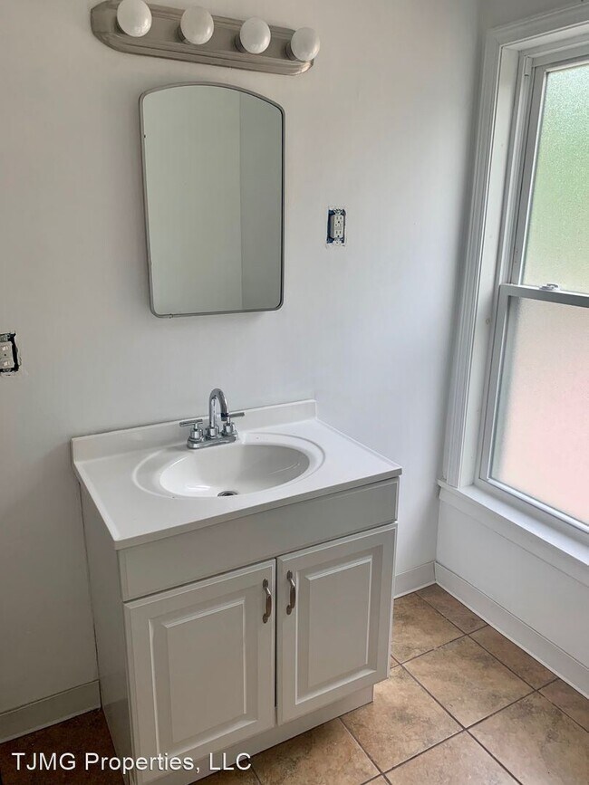 Building Photo - 5 br, 3 bath House - 26 W Genesee St