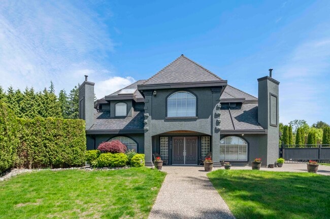 Building Photo - Executive 5 bedroom 4 bathroom Home on Pan...