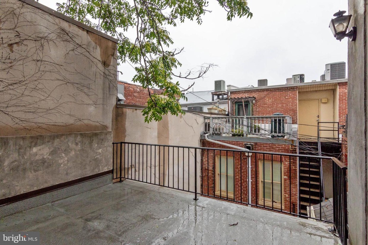 Primary Photo - 1632 Shakespeare St