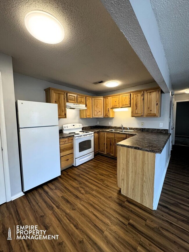 Building Photo - Move In Special: 1/2 Off 1st Month's Rent!!