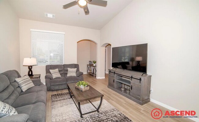 Foto del edificio - Modern 3 Bed / 2 Bath Home in Bakersfield – Garage + Full Appliance Package