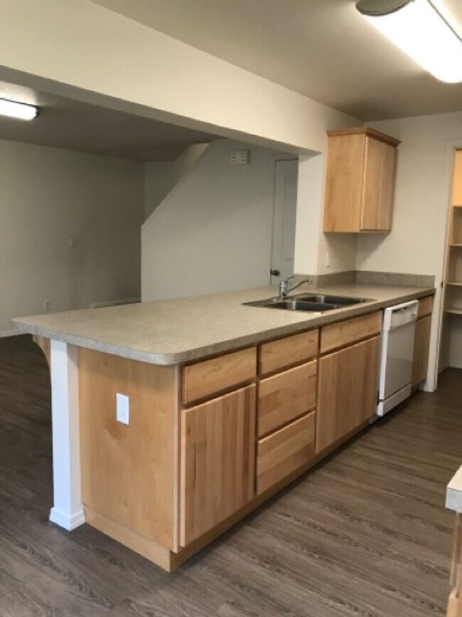 Building Photo - 759 Meadows Dr